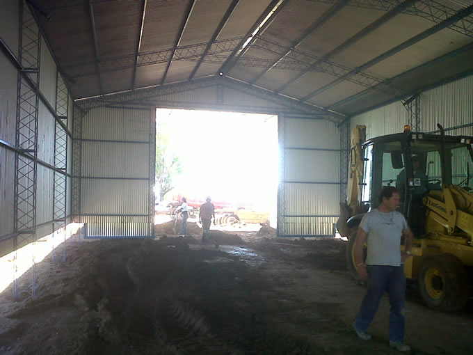 Galpón parabólico con puerta delantera y trasera